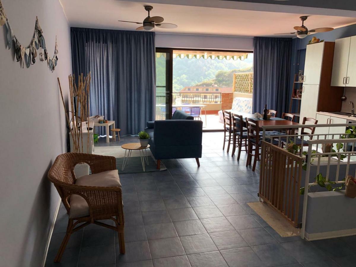 Apartamento Light Blue House Letojanni Exterior foto
